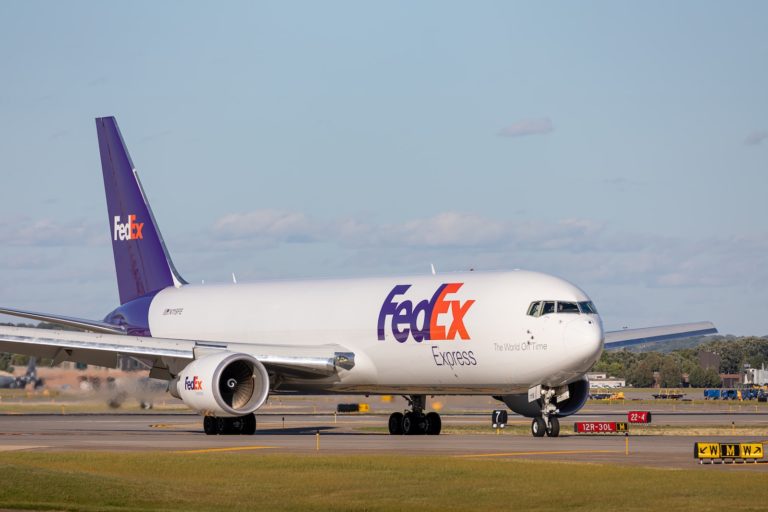 Avion Fedex sur tarmac