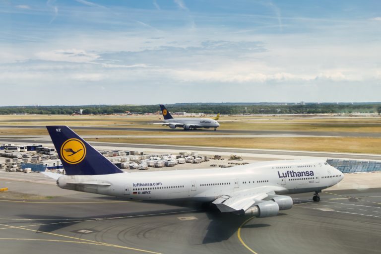 Avion Lufthansa sur tarmac